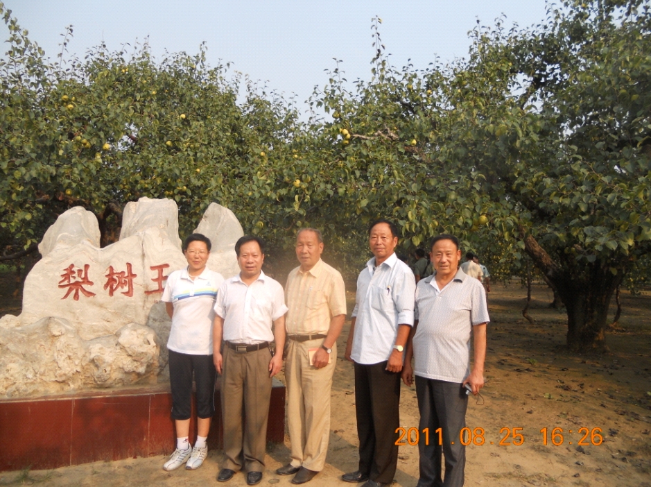 發(fā)明人徐貴閣、滑縣農(nóng)業(yè)局長路水先等領導應邀安徽考察與領導合影